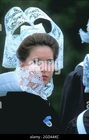 FRANCIA, FINISTERE(29), PONT L ABBE, CORNOUAILLE, LA FESTA DEI RICAMATORI, DONNA IN ABITO TRADIZIONALE CON IL LORO CAPPUCCIO RICAMATO, BRETAGNA. Foto Stock