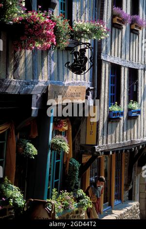 FRANCIA, COTES D'ARMOR (22), DINAN, LA RUE DU JERZUAL, LA COLLINA PIÙ FAMOSA DI DINAN CHE COLLEGA IL PORTO AL CENTRO, CON UN'ALTITUDINE DI 75 METRI A. Foto Stock