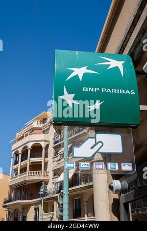 Menton, Francia - 4 luglio 2020: La banca BNP Paribas a Menton Foto Stock