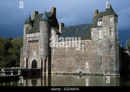 FRANCIA, MORBIHAN (56), CAMPENEAC, FORESTA DI PAIMPONT, IL CASTELLO MEDIEVALE DI TRECESSON DELLA FINE DEL XIV SECOLO, MONUMENTO STORICO, BRETAGNA Foto Stock