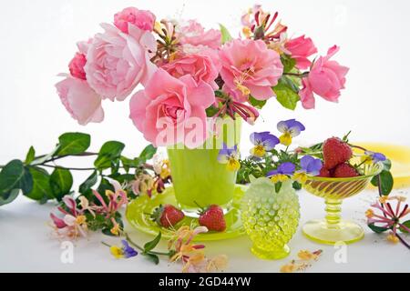 Botanica, rose, nido d'ape ( lonicera ) e pansies in vasi di vetro gialli, DIRITTI-AGGIUNTIVI-INFORMAZIONI-DI-CLEARANCE-NON-DISPONIBILI Foto Stock