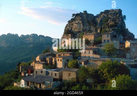 FRANCIA, VAUCLUSE(84) PROVENZA, COMTAT VENAISSIN, DENTELLES DE MONTMIRAIL, LA ROQUE ALRIC VILLAGGIO Foto Stock