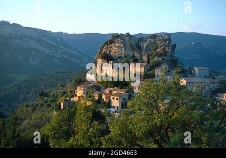 FRANCIA, VAUCLUSE(84) PROVENZA, COMTAT VENAISSIN, DENTELLES DE MONTMIRAIL, LA ROQUE ALRIC VILLAGGIO Foto Stock