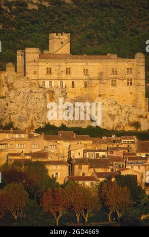 FRANCIA, VAUCLUSE(84) PROVENZA, COMTAT VENAISSIN, CASTELLO DI LE BARROUX NEI DENTELLES DE MONTMIRAIL Foto Stock