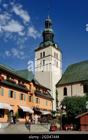 FRANCIA, ALTA SAVOIA (74) MEGEVE, PIAZZA DEL VILLAGGIO, CHIESA DI SAN GIOVANNI BATTISTA Foto Stock