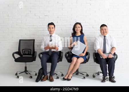 La gente di affari di attesa per il colloquio di lavoro Foto Stock