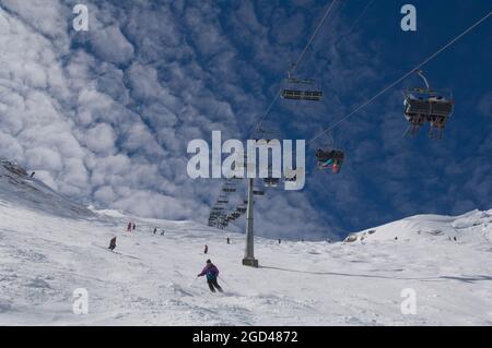 FRANCIA, ALTA SAVOIA (74) STAZIONE SCIISTICA AVORIAZ. DOMAINE DES PORTES DU SOLEIL. MUR DES SUISSES PER ANDARE A CROSETS Foto Stock