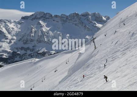 FRANCIA, ALTA SAVOIA (74) STAZIONE SCIISTICA AVORIAZ. DOMAINE DES PORTES DU SOLEIL. CROSETS STAZIONE E DENTS BLANCHES Foto Stock