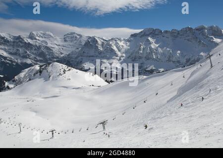 FRANCIA, ALTA SAVOIA (74) STAZIONE SCIISTICA AVORIAZ. DOMAINE DES PORTES DU SOLEIL. CROSETS STAZIONE E DENTS BLANCHES Foto Stock