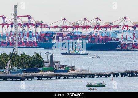 Tokyo, Giappone. 11 Agosto 2021. Gli anelli olimpici che sono stati esposti alla baia di Tokyo nella spiaggia di Odaiba sono stati rimossi dopo le Olimpiadi di Tokyo 2020 per fare spazio al simbolo dei Giochi Paralimpici il 11 agosto 2021. Credit: SOPA Images Limited/Alamy Live News Foto Stock