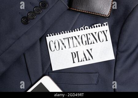 Firma che visualizza il piano di emergenza. Panoramica aziendale un piano progettato per tenere conto di un possibile evento futuro che presenta un nuovo abbigliamento da lavoro appropriato Foto Stock