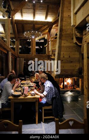 FRANCIA, ALTA SAVOIA (74) CHABLAIS REGIONE, PORTES DU SOLEIL ZONA SCIISTICA, VILLAGGIO E STAZIONE SCIISTICA DI MORZINE, RISTORANTE DI LA FERME DE LA FRUITIERE Foto Stock