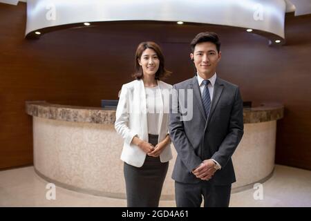 I receptionist dell'hotel nella lobby Foto Stock