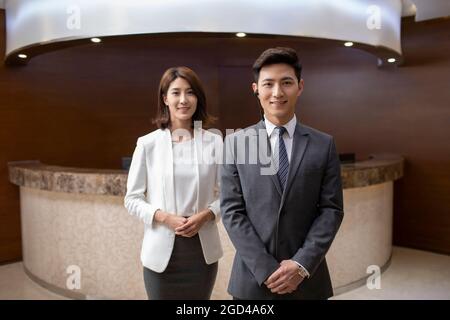 I receptionist dell'hotel nella lobby Foto Stock