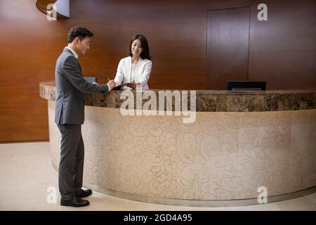 Addetto al check-in presso la reception Foto Stock