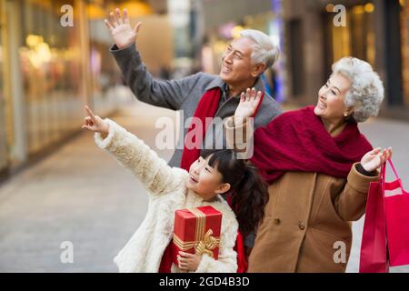 Nonni e nipote che acquistano per il Capodanno cinese Foto Stock