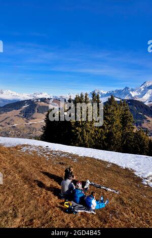 FRANCIA, ALTA SAVOIA (74) MEGEVE, ZONA SCIISTICA DEL MONTE D'ARBOIS, NEVE INSUFFICIENTE DURANTE L'INIZIO DELL'INVERNO 2016, IN BACKGROUND IL MASSICCIO DEL MONTE BIANCO Foto Stock