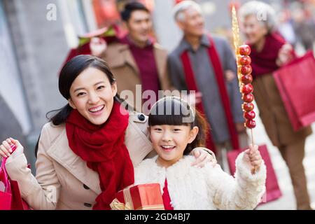 Buon shopping per la famiglia per il Capodanno cinese Foto Stock