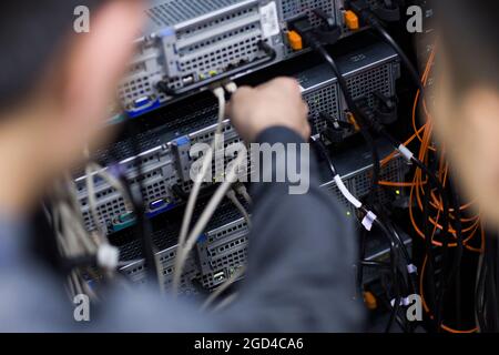 Tecnici che eseguono la manutenzione nella sala computer Foto Stock