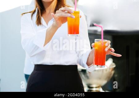 La donna d'affari CEO festeggia il successo del progetto d'ufficio al bar con cocktail in vetro . Progetto di lavoro di successo. Foto Stock