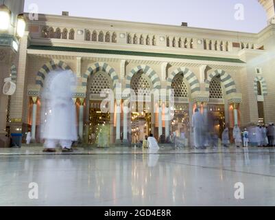 Kaaba la moschea Santa in Mecca con i pellegrini musulmani di Hajj pregare nella folla 2013 2014 Foto Stock