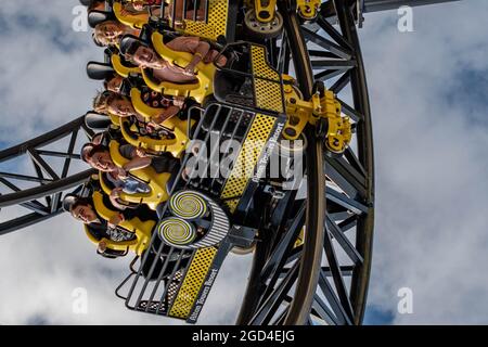 Il Rollercoaster che tiene l'attuale record mondiale per la maggior parte delle Inversions lo Smile al parco a tema Alton Towers Staffordshire Foto Stock