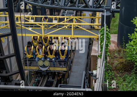 Il Rollercoaster che tiene l'attuale record mondiale per la maggior parte delle Inversions lo Smile al parco a tema Alton Towers Staffordshire Foto Stock