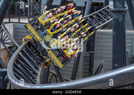 Il Rollercoaster che tiene l'attuale record mondiale per la maggior parte delle Inversions lo Smile al parco a tema Alton Towers Staffordshire Foto Stock