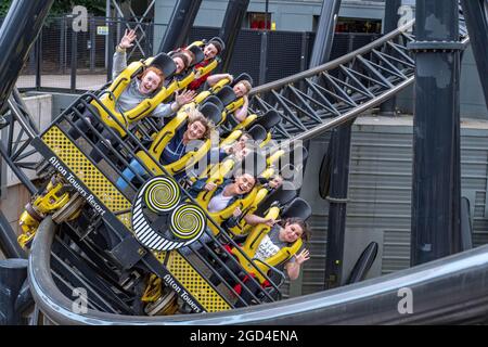 Il Rollercoaster che tiene l'attuale record mondiale per la maggior parte delle Inversions lo Smile al parco a tema Alton Towers Staffordshire Foto Stock