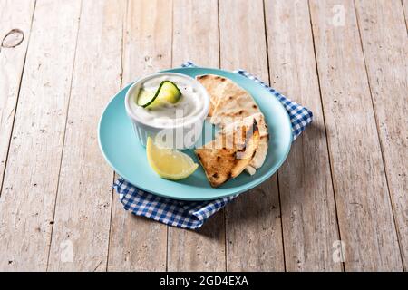 Tradizionale greco Tzatziki su tavolo di legno Foto Stock