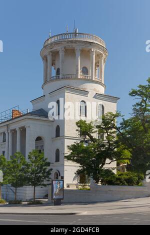 Sevastopol, Crimea, 13 agosto 2020. La strada centrale della città. Un vecchio edificio bianco in stile classico su Piazza Lazarev. Città estate verticale Foto Stock