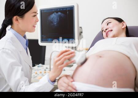 Donna incinta con ecografia fetale Foto Stock