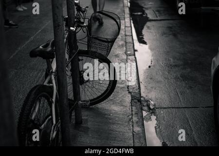 Bicicletta in città Foto Stock