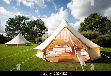 USO EDITORIALE SOLO viste generali al lancio del nuovo rifugio di lusso di David Lloyd, all-inclusive Glamping, presso il loro Hampton Club, Londra. Data di pubblicazione mercoledì 11 agosto 2021. Foto Stock