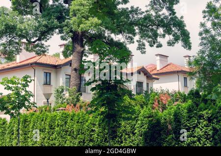 Fila di nuove case cittadine o condomini. Moderne case cittadine suburbane in un quartiere residenziale Foto Stock