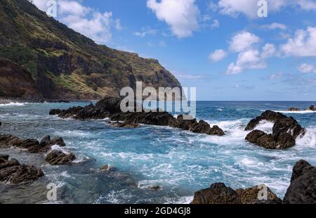 Geografia / viaggio, Portogallo, Madeira, Porto Moniz, costa settentrionale, CLIFF, INFORMAZIONI-DI-AUTORIZZAZIONE-DIRITTI-AGGIUNTIVI-NON-DISPONIBILI Foto Stock