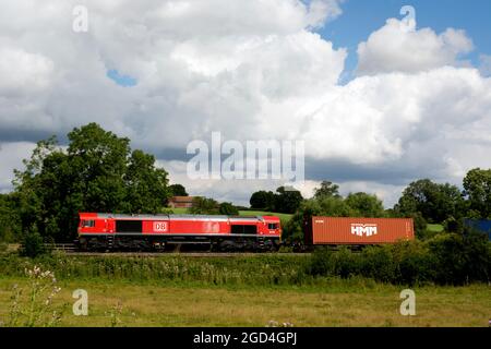 DB classe 66 locomotiva diesel N. 66078 che traina un treno freightliner, Warwickshire, Regno Unito Foto Stock