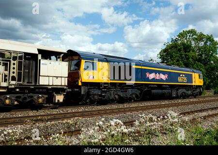 GB Railroad classe 66 locomotiva diesel No. 66725 'Sunderland' che traina un treno ferroviario di rete, Warwickshire, Regno Unito Foto Stock