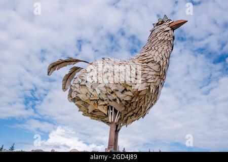 L'iconica scultura di pollo in Chicken, Alaska contro il cielo blu con le nuvole. La grande statua è fatta da vecchi armadietti in metallo. Foto Stock