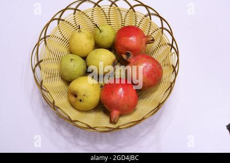 Melograno fresco e frutti di pera isolati su sfondo bianco Foto Stock