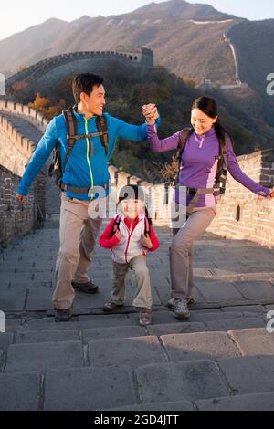 La giovane famiglia si diverta con la gita autunnale sulla Grande Muraglia Foto Stock