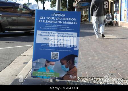 Sydney, Australia. 11 agosto 2021. Gli ordini di soggiorno a domicilio si applicano alla Greater Sydney dopo un focolaio di Covid-19 (coronavirus). Il blocco di Greater Sydney è attualmente programmato per durare almeno fino al 28 agosto. Nella foto: La vaccinazione Covid-19 al Flemington Markets insegna su Henley Road, Homebush West. Credit: Richard Milnes/Alamy Live News Foto Stock