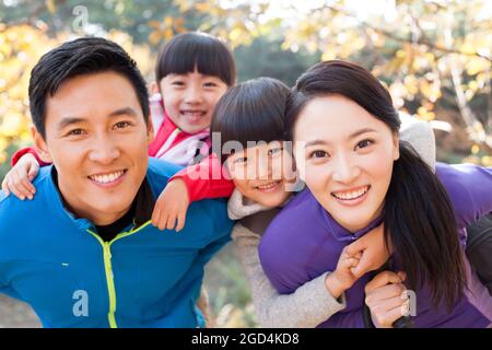 Allegra famiglia di quattro persone all'aperto Foto Stock