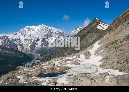 Vista sul bellissimo lago Smeraldo e Monte Rosa sullo sfondo della stagione estiva, Valle Anzasca, Piemonte, Italia Foto Stock