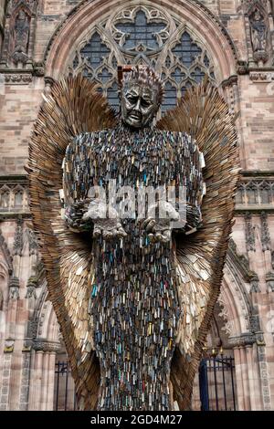 La scultura dell'angelo del coltello è in mostra nel piazzale della cattedrale di Hereford Foto Stock