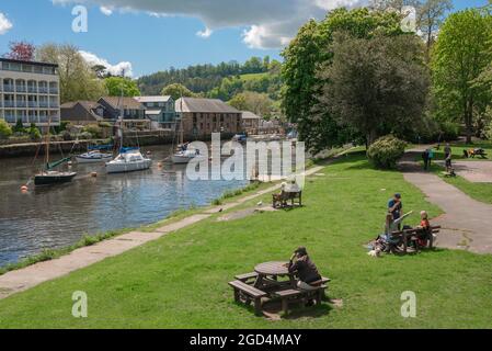 Totnes Park, vista in estate delle persone nel Totnes Public Park rilassarsi accanto al fiume Dart, South Hams, Devon, Regno Unito, Inghilterra Foto Stock