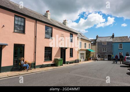 Totnes Devon, vista del Bull Inn a Rotherfold nel quartiere storico di Totnes, South Hams, devon, Inghilterra, Regno Unito Foto Stock