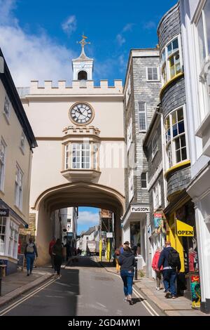 East Gate Totnes, vista del Tudor era East Gate e orologio situato in Fore Street nel centro di Totnes, Devon, Inghilterra, Regno Unito Foto Stock