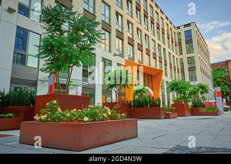 Moderno complesso residenziale. Facciata di nuovo blocco casa in Europa. Complesso di appartamenti residenziali Foto Stock