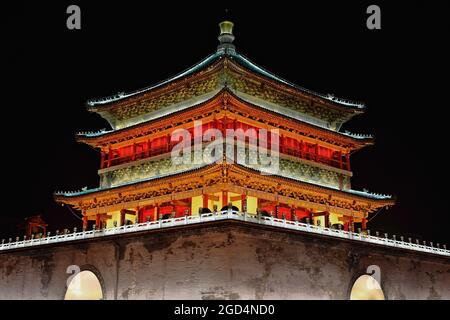 Vista notturna-luminoso SW.Corner-Zhonglou o Campanile. XI'an-Shaanxi-Cina-1532 Foto Stock